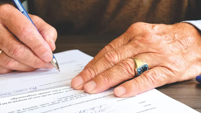 Fallecimiento de la pareja y acceso al historial clínico: lo que la ley permite y lo que protege