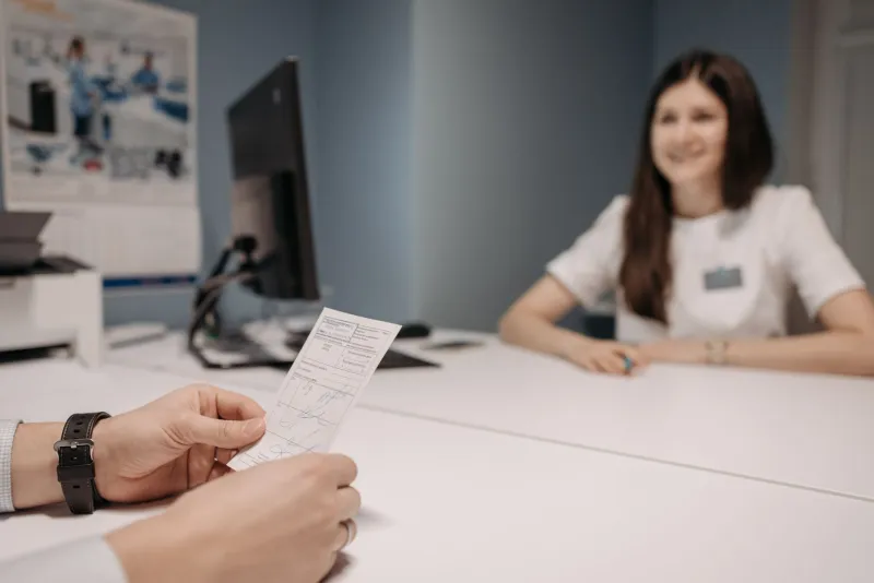 Cuando tu seguro o la sanidad pública te dice que no: guía para impugnar la denegación de un tratamiento prescrito
