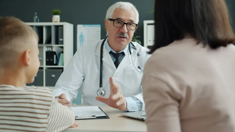 Cuando tu médico silencia las opciones: cómo exigir un consentimiento informado completo y qué hacer si te lo niegan
