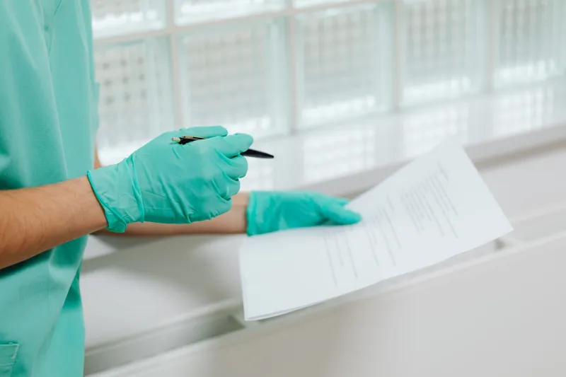 Antes de firmar el consentimiento quirúrgico: las cinco preguntas que tu médico está obligado a responderte