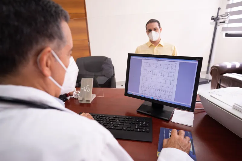 Tu imagen en el hospital no es propiedad de nadie: guía legal para protegerte cuando te filman, fotografían o publican sin permiso