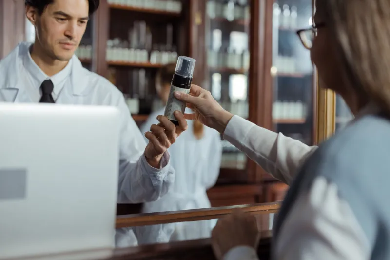 Cuando la farmacia dice no: los límites legales de la negativa a vender medicamentos sin receta y cuándo se convierte en discriminación
