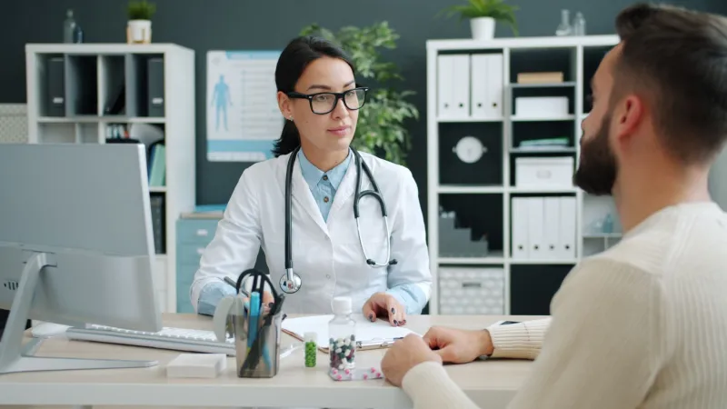 Cuando el médico se niega a recetar: cómo distinguir una decisión clínica legítima de una negligencia sancionable