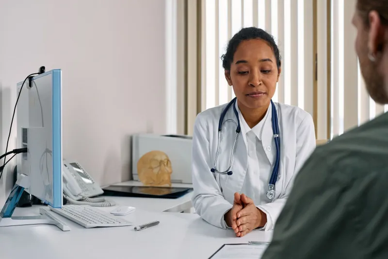 Cuando el sistema te cierra la puerta: cómo actuar si un médico se niega a atenderte