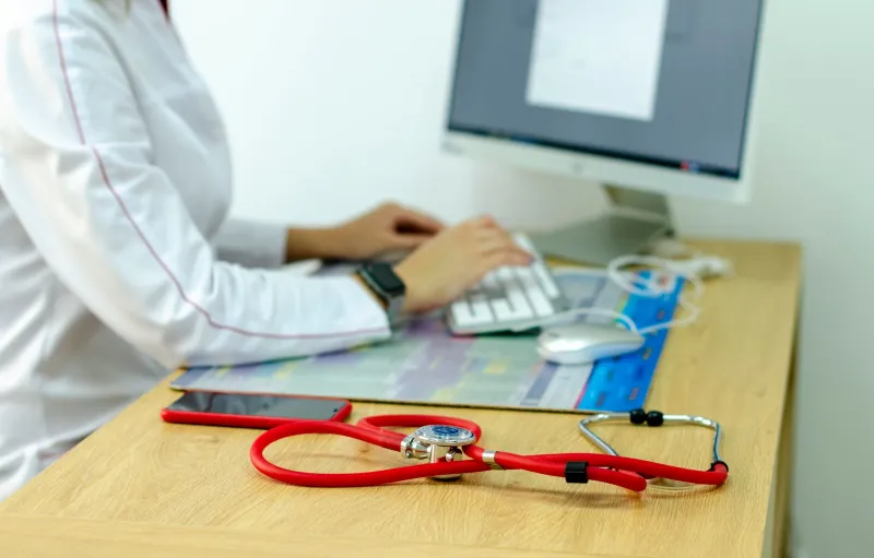 Tu médico en Instagram: qué información puede publicar sobre ti y cuándo eso se convierte en una vulneración legal