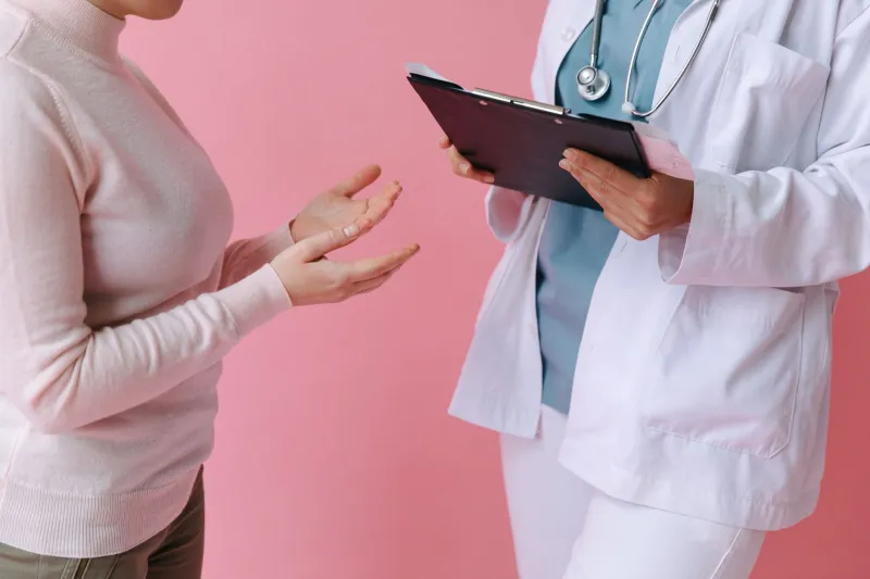 Objeción de conciencia y anticonceptivos: qué puede negarte un médico y qué derechos reproductivos te amparan en España
