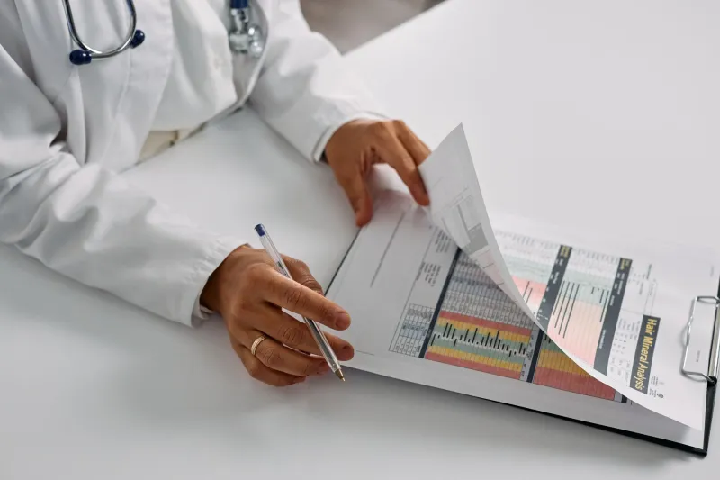 Protocolos clínicos y decisiones médicas: tu derecho legal a conocer los criterios que determinan tu tratamiento