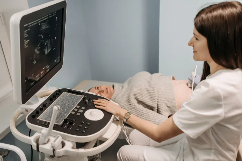 Pruebas prenatales con resultados erróneos: qué amparo legal tienes cuando una información falsa condicionó tus decisiones